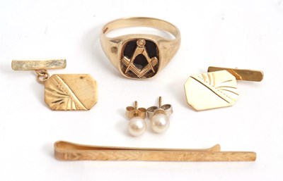 Lot 197 - A mixed lot of gold jewellery: to include a...