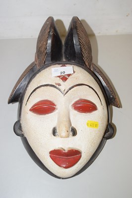 Lot 20 - A 20th Century tribal mask