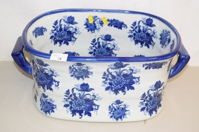 Lot 28 - Reproduction blue and white foot bath