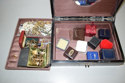 Lot 114 - A black lacquered jewellery box and contents