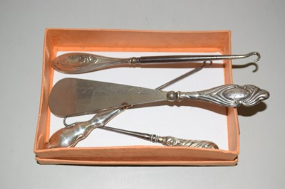 Lot 117 - A group of button hooks