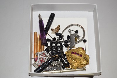 Lot 121 - Mixed Lot: Various costume jewellery, pen nibs...