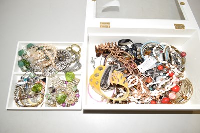 Lot 124 - Box of costume jewellery