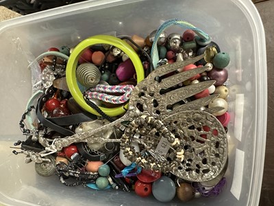 Lot 129 - Box of costume jewellery