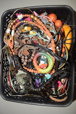 Lot 130 - Box of costume jewellery