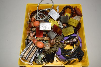 Lot 131 - Box of costume jewellery