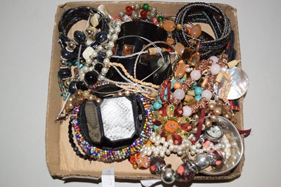 Lot 132 - Box of costume jewellery