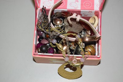 Lot 133 - Box of costume jewellery