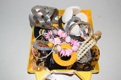 Lot 138 - Box of costume jewellery
