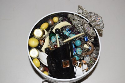 Lot 139 - Box of costume jewellery