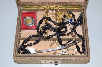 Lot 142 - A jewellery box and contents