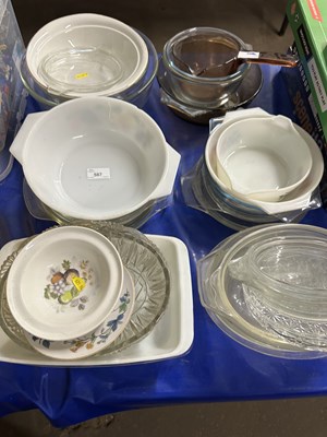 Lot 587 - Collection of various Pyrex and other...