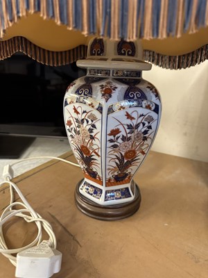 Lot 675 - An Imari style table lamp and shade