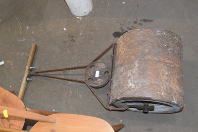 Lot 733 - Garden roller