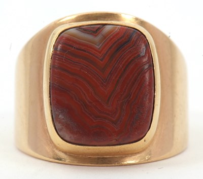 Lot 53 - A 14K agate ring, the rectangular banded agate...