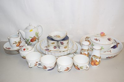 Lot 22 - Quantity of Royal Worcester Evesham pattern...