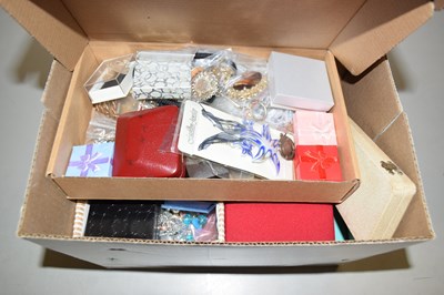 Lot 126 - A box of various costume jewellery
