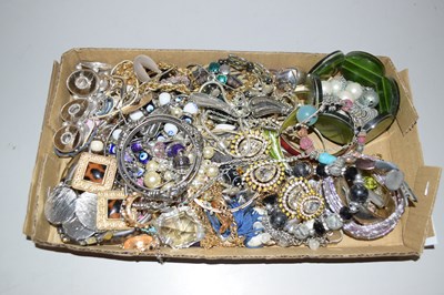 Lot 135 - Box of costume jewellery