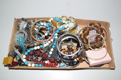 Lot 136 - Box of costume jewellery