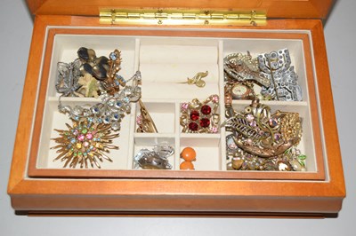 Lot 142 - Case of costume jewellery