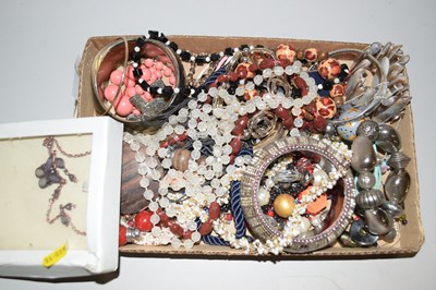 Lot 146 - Box of costume jewellery