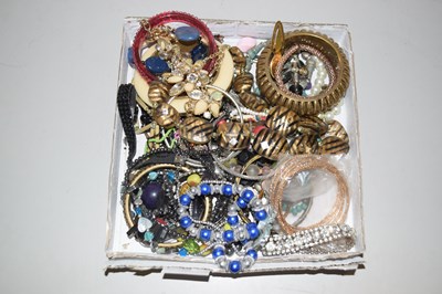 Lot 147 - Box of costume jewellery