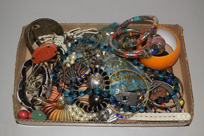 Lot 153 - Box of costume jewellery