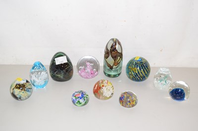 Lot 197 - Group of eleven various paperweights