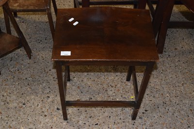 Lot 332 - An early 20th Century mahogany lamp table