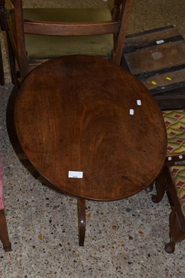 Lot 340 - A small mahogany oval top lamp table