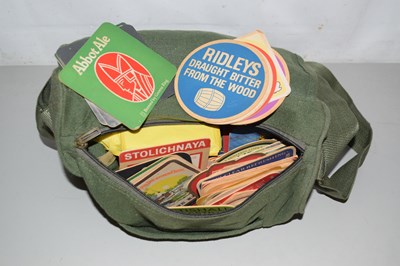 Lot 510 - A Chinese shoulder bag containing a quantity...