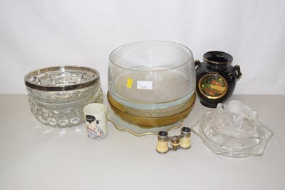 Lot 537 - A selection of various glass bowls, opera...