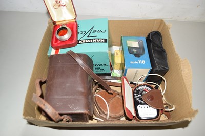 Lot 555 - A box of various camera accessories