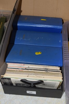 Lot 686 - Box collection of "Opera" magazine, early 1980'...