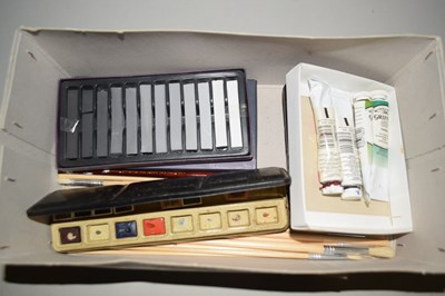 Lot 629 - Box of artists supplies, pastels etc