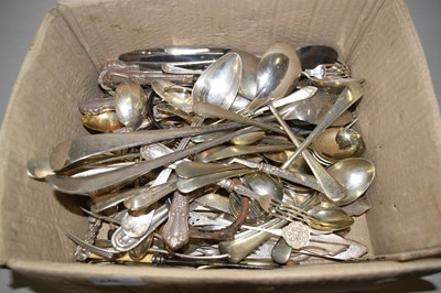 Lot 648 - A box of various cutlery