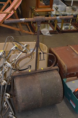 Lot 788 - An iron garden roller