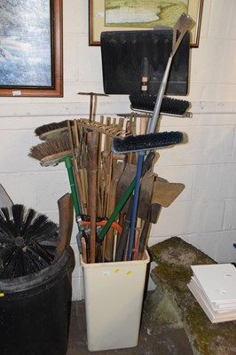 Lot 825 - A plastic bin of assorted tools