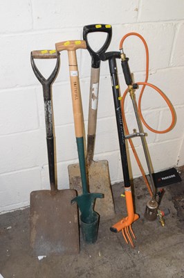 Lot 853 - Mixed Lot: Various garden tools