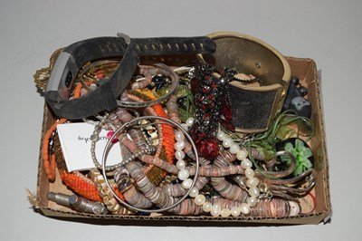 Lot 134 - Box of costume jewellery