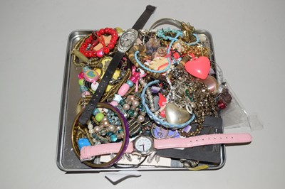 Lot 135 - Box of costume jewellery