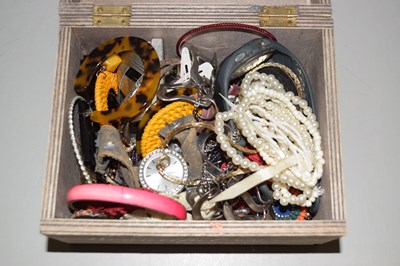 Lot 136 - Box of costume jewellery