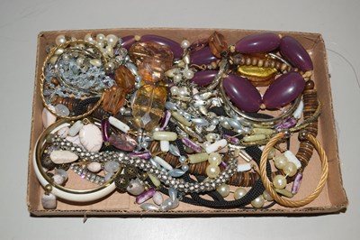 Lot 139 - Box of costume jewellery