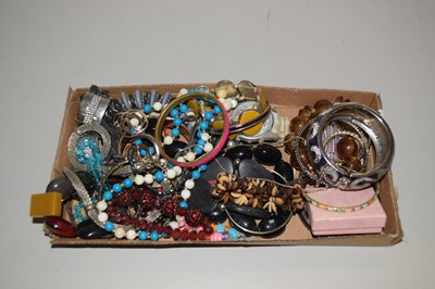 Lot 143 - A box of assorted costume jewellery