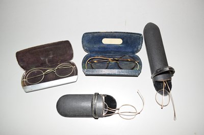 Lot 154 - A group of vintage yellow metal and other...