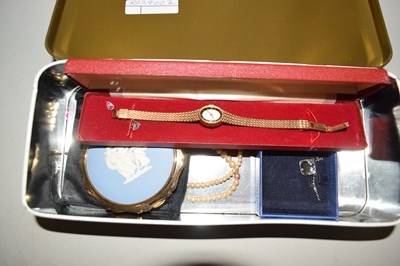Lot 124 - Box of costume jewellery