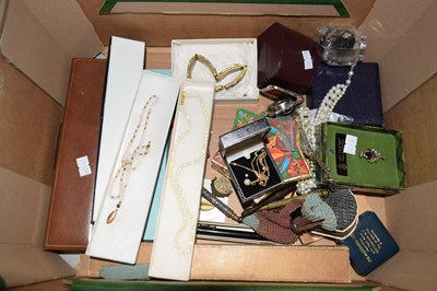 Lot 122 - Box of various assorted costume jewellery