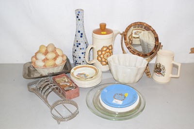 Lot 197 - Mixed Lot: Porcelain model eggs, jelly mould,...