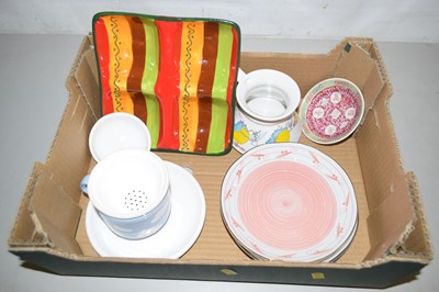 Lot 557 - A box of mixed ceramics