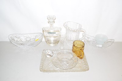 Lot 567 - Mixed Lot: Various glass bowls, dressing table...